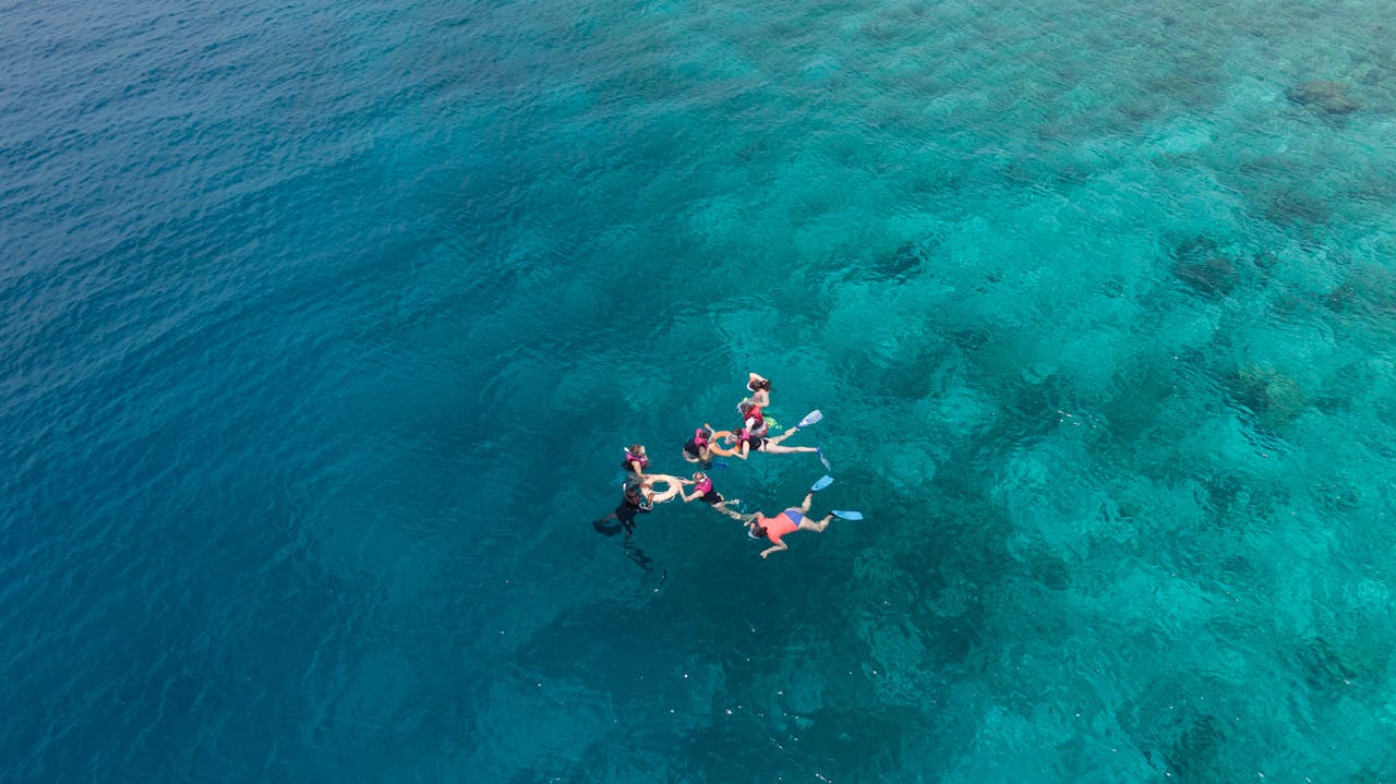 Group of friends Snorkling